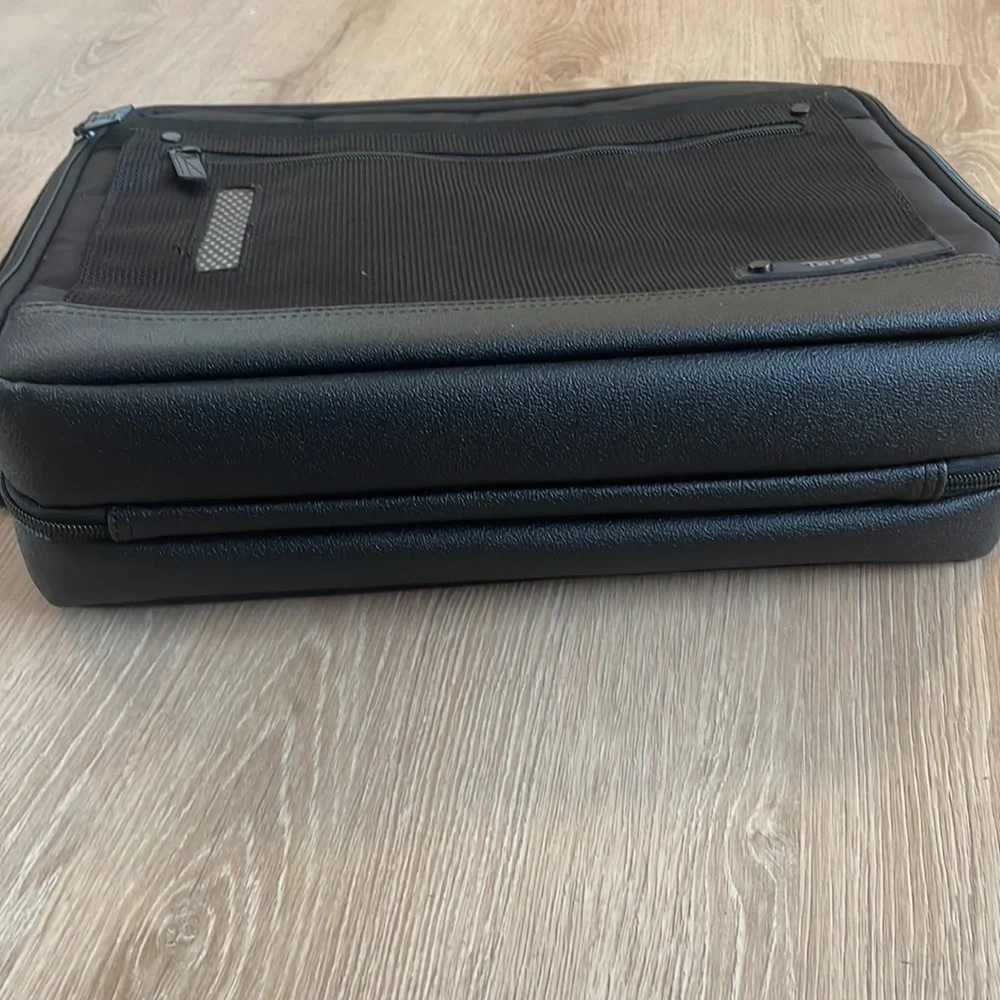 Targus laptop case / shoulder-strap bag